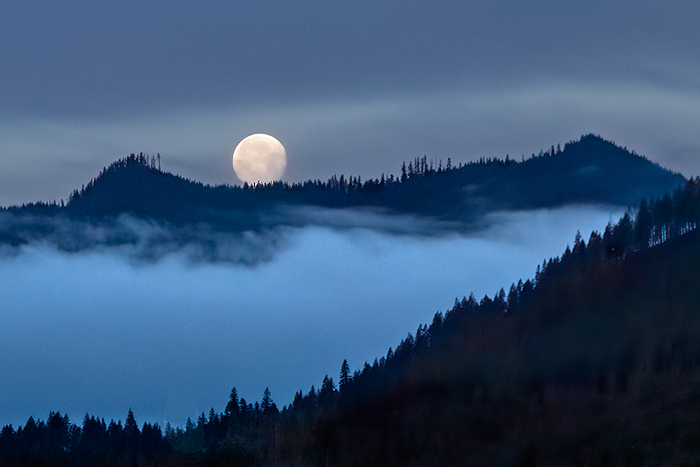 Detroit Lake Moonset